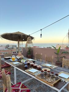 塔姆拉赫特乌兹达尔taghoba surf house的一张带食物的桌子,享有海景