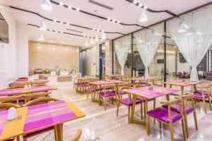 En restaurant eller et andet spisested på Lavande Hotel Langfang Xianghe