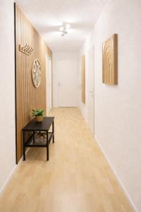 een hal met een tafel en een witte muur bij Ferienwohnung MeDa in Bad Wörishofen