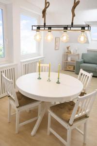een witte tafel en stoelen in de woonkamer bij Ferienwohnung MeDa in Bad Wörishofen
