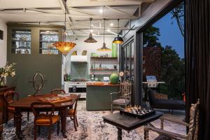 een keuken en woonkamer met een tafel en stoelen bij Escape to Serenity in Beechmont Luxurious Cabin Retreat in Beechmont