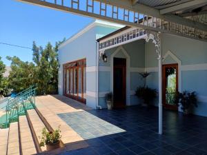 En balkon eller terrasse på Pool House at the Old Victorian