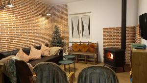 een woonkamer met een bank en een kerstboom bij El Romazal in Nava de la Asunción +26 foto's