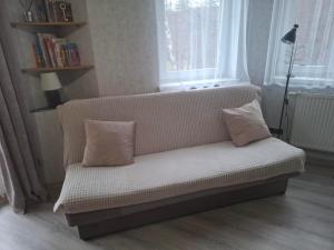 een bank met twee kussens in een kamer bij Wilczy Zakątek in Karpacz