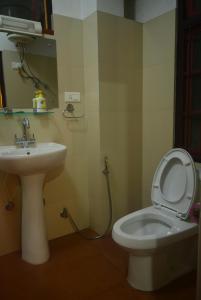 Ein Badezimmer in der Unterkunft Juniper Residency Hotel