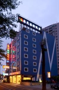 un edificio con una gran señal encima en Spring Art Hotel en Kaohsiung