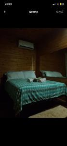 una camera da letto con un gatto steso sopra di Cabanas paraíso pousadas a Bagé