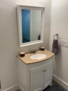 ein Badezimmer mit Waschbecken und Spiegel in der Unterkunft Hacienda Haven C in Las Vegas