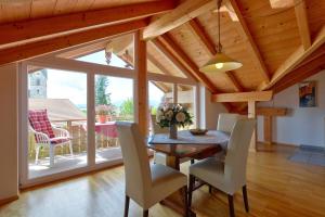 una sala da pranzo con tavolo e sedie di TraumWohnung a Seebruck