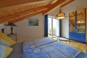 una camera da letto con un letto e una grande finestra di TraumWohnung a Seebruck Altre 16 foto