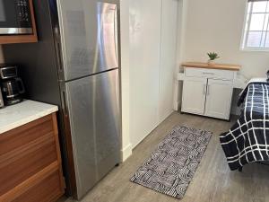 einen Kühlschrank aus Edelstahl in einer Küche mit einem Teppich in der Unterkunft Hacienda Haven C in Las Vegas