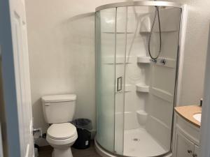 ein Badezimmer mit Toilette und Glasdusche in der Unterkunft Hacienda Haven C in Las Vegas