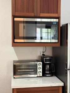eine Küche mit einer Mikrowelle und einem Toaster in der Unterkunft Hacienda Haven C in Las Vegas