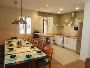 een keuken met een tafel en stoelen erin bij El Romazal in Nava de la Asunción