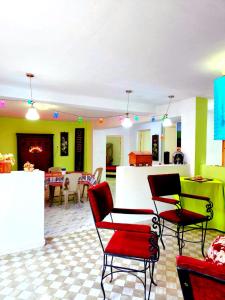 ein Restaurant mit Stühlen und einem Tisch in einem Zimmer in der Unterkunft Dar Jana Tozeur in Tozeur