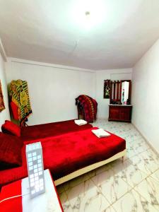ein Schlafzimmer mit einem großen roten Bett in einem Zimmer in der Unterkunft Dar Jana Tozeur in Tozeur + 4 Fotos