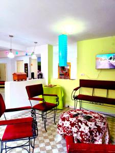 ein Zimmer mit Stühlen, einem Tisch und einem Sofa in der Unterkunft Dar Jana Tozeur in Tozeur