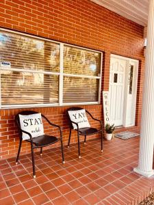 due sedie appoggiate su un portico con dei cartelli sopra di High Springs FL Hideaway a High Springs