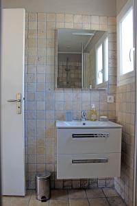 y baño con lavabo blanco y espejo. en Studio entre Nice et Cannes en Roquefort-les-Pins