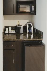 Køkken eller tekøkken på Holiday Inn Macon North by IHG