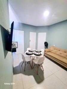 a living room with a table and chairs and a couch at Brisa & Mar do Preá-700 m da praia e 12 km de Jeri in Jericoacoara