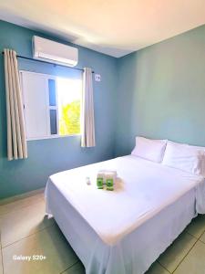 a bedroom with a large white bed with a window at Brisa & Mar do Preá-700 m da praia e 12 km de Jeri in Jericoacoara +19 photos