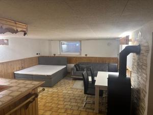 Afbeelding uit fotogalerij van Apartment with kitchen, double bed, TV, S-Bahn 5 min in Dietzenbach