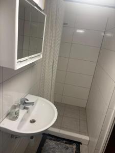 Afbeelding uit fotogalerij van Apartment with kitchen, double bed, TV, S-Bahn 5 min in Dietzenbach
