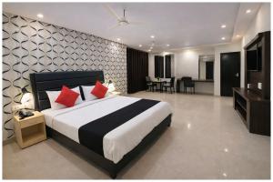Photo de la galerie de l'établissement New Krishna Deluxe Residency near Lucknow Juncation # Free Wi-Fi and Room Service Facilities # Fully Air conditioning Premium Room - Best Premium Hotel In Lucknow, à Lucknow