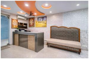 Kuchyň nebo kuchyňský kout v ubytování New Krishna Deluxe Residency near Lucknow Juncation # Free Wi-Fi and Room Service Facilities # Fully Air conditioning Premium Room - Best Premium Hotel In Lucknow