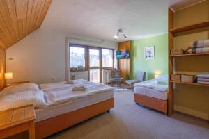 una camera da letto con due letti e una finestra di Hotel Rusava a Rusava