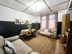 een woonkamer met een tafel en een bank bij The Trackside Cottage in Carlin How