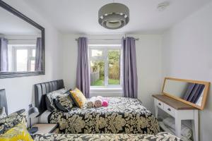 een slaapkamer met een bed en een raam bij Keralia in Wivenhoe