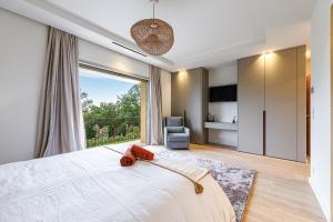 Postel nebo postele na pokoji v ubytování Villa Maynaya + 37 fotografií