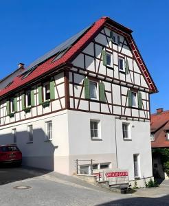 ein Fachwerkhaus mit rotem Dach in der Unterkunft Ferienwohnung Donauherz in Stetten