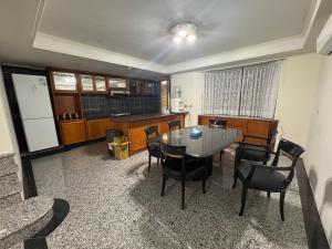 Kuchyň nebo kuchyňský kout v ubytování 靜園民宿 ChillandBNB