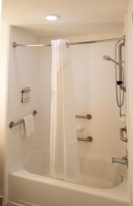 Et badeværelse på Holiday Inn Macon North by IHG