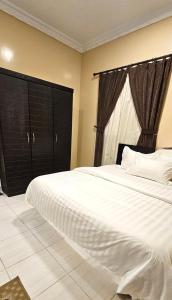 Ένα ή περισσότερα κρεβάτια σε δωμάτιο στο شقق زهرة نادين للشقق المخدومة Zahra Nadine Serviced Apartments