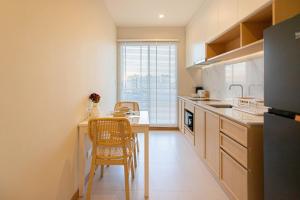 Kuchyň nebo kuchyňský kout v ubytování The1 Ratchaphruek I วิวเมืองนนทบุรี