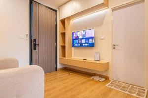 TV a/nebo společenská místnost v ubytování The1 Ratchaphruek I วิวเมืองนนทบุรี