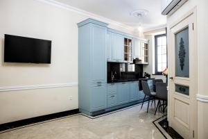 TV a/nebo společenská místnost v ubytování NJoy Apartments - Republiq Square, One BR, Self Check In
