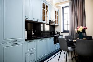 Kuchyň nebo kuchyňský kout v ubytování NJoy Apartments - Republiq Square, One BR, Self Check In