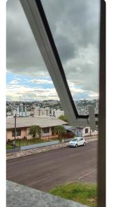 Un'auto bianca sta guidando lungo una strada di Lar doce lar a Pato Branco