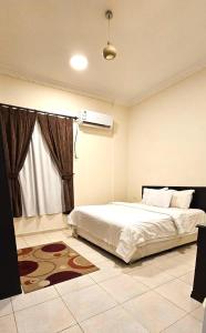 Ένα ή περισσότερα κρεβάτια σε δωμάτιο στο شقق زهرة نادين للشقق المخدومة Zahra Nadine Serviced Apartments +13 φωτογραφίες