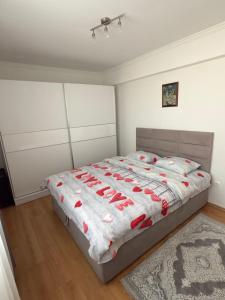 een slaapkamer met een bed met rode schoenen erop bij Bar Central Stay Apartment in Bar