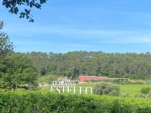 een teken voor een boerderij in een veld bij Villa dans un domaine viticole in Lorgues