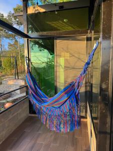 un hamac suspendu au côté d'un bâtiment dans l'établissement Cabañas Ecoturísticas Villa Beatrice, à Estación El Salto 8 autres photos