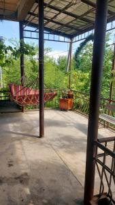 een leeg gebied met een hangmat in een gebouw bij MBLi in Martvili