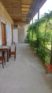 een kamer met een tafel en banken in een gebouw bij MBLi in Martvili