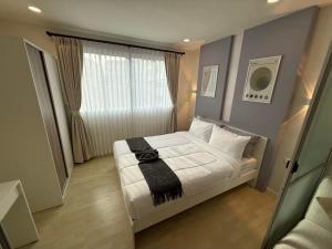a small bedroom with a bed and a window at studio room dami in Kathu